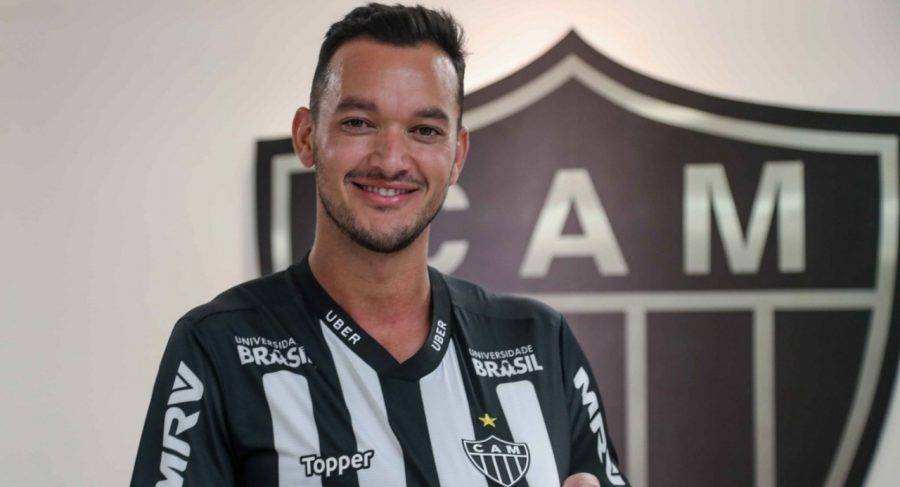 Atlético-MG oficializa retorno de Réver e assina com zagueiro até 2021