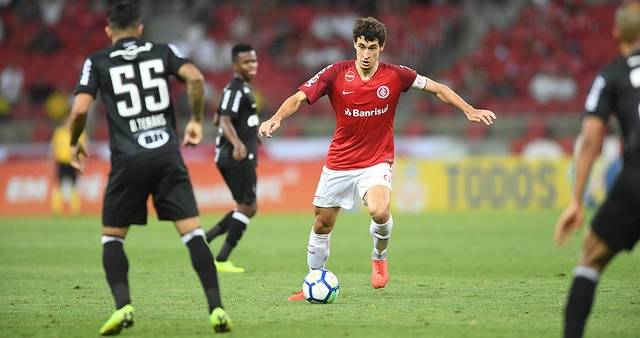 Rodrigo Dourado admite sondagens e não descarta deixar o Internacional