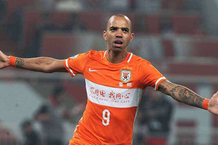 Tardelli diz que pretende seguir fora do Brasil e esfria interesse do Corinthians