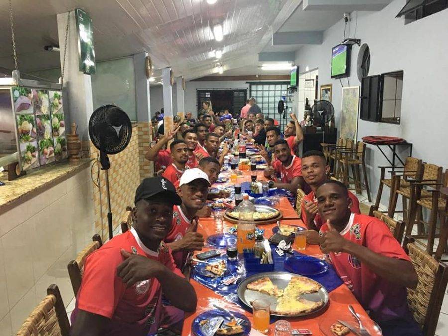 Cascavel CR comemora vitória sobre o Athletico com pizza