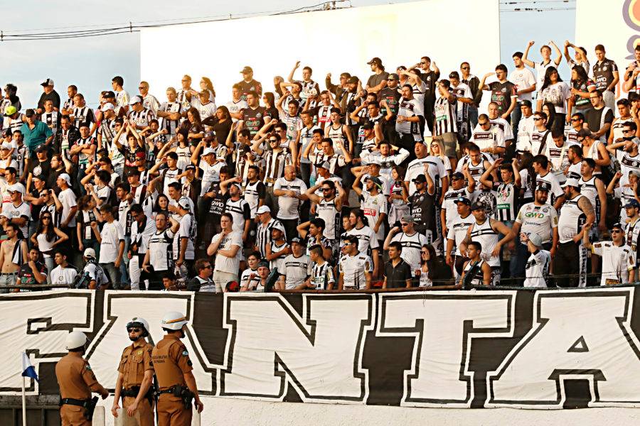 Camisas de outros times e “torcida humana”: não. Estádio precisa ser hostil