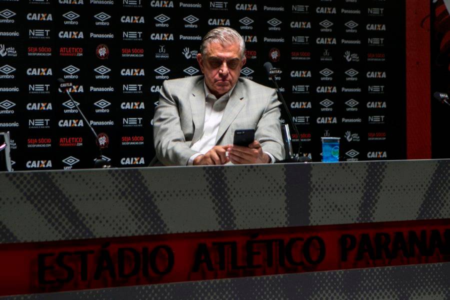 Petraglia dá ‘entrevista’ em grupo de WhatsApp; veja respostas
