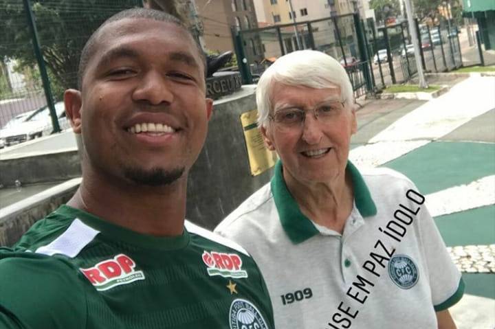 Jogadores de Coritiba e Athletico prestam homenagem a Dirceu Krüger
