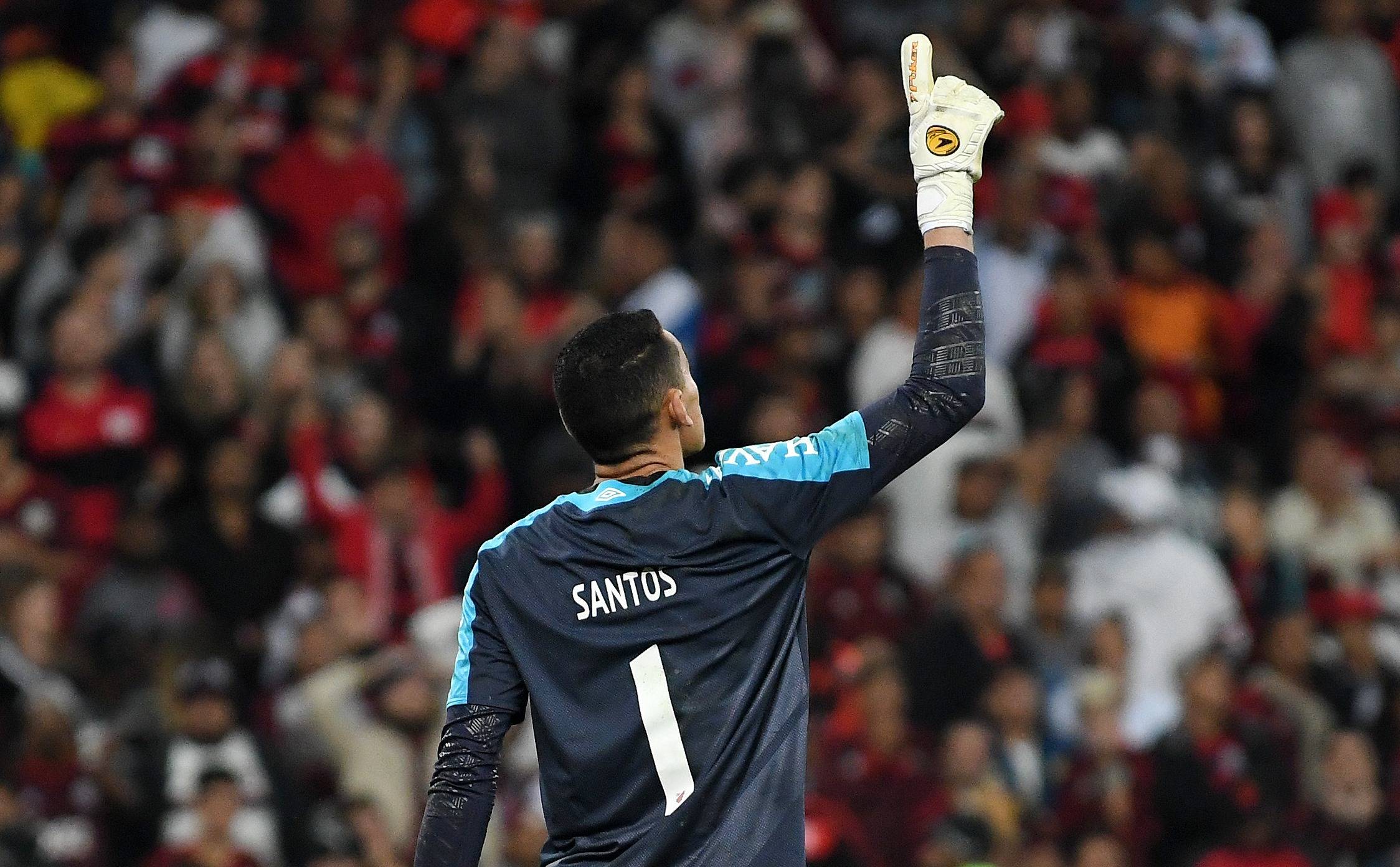 Irmã de Santos não pôde vibrar com goleiro que calou o Maraca; é a “torcida humana” do Athletico