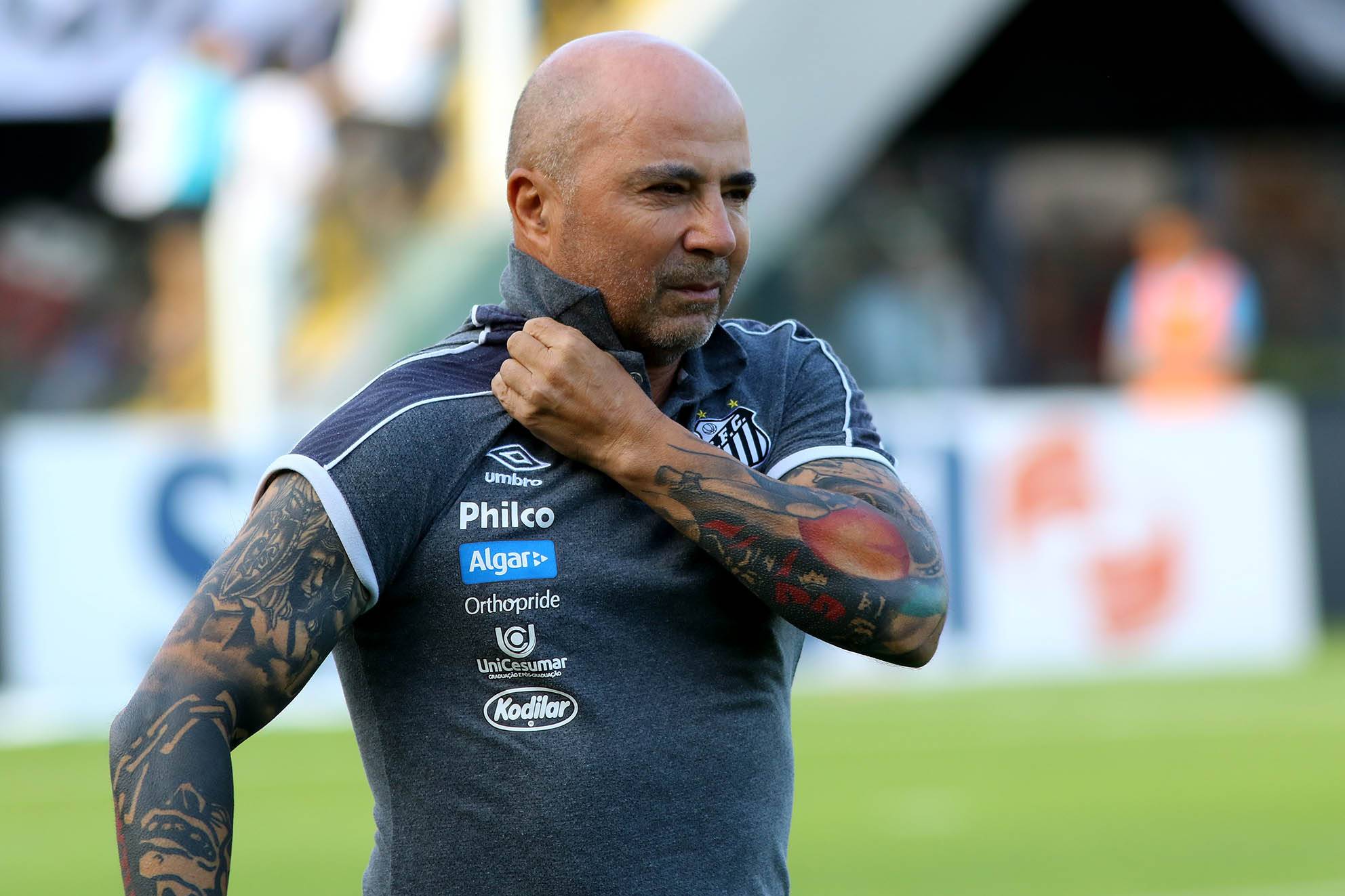 Argentino, tatuado, anda de bicicleta e lidera o Campeonato Brasileiro