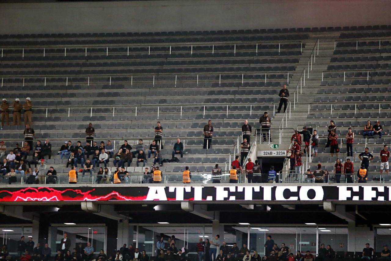 Com “torcida humana”, Athletico, que não para de crescer no campo, encolheu na arquibancada