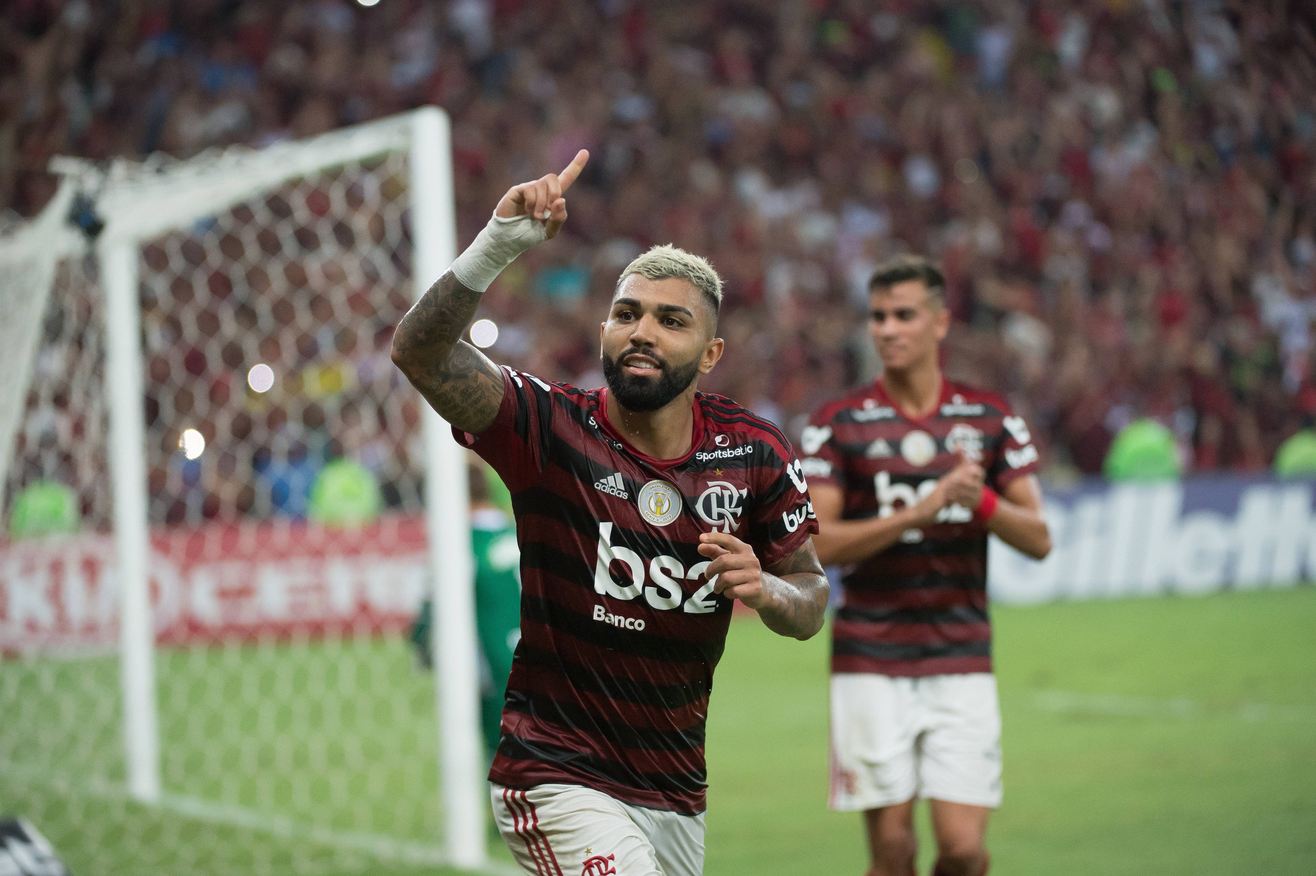 Enquanto o Flamengo brilha, Muralha, em silêncio, dá volta por cima no Coritiba