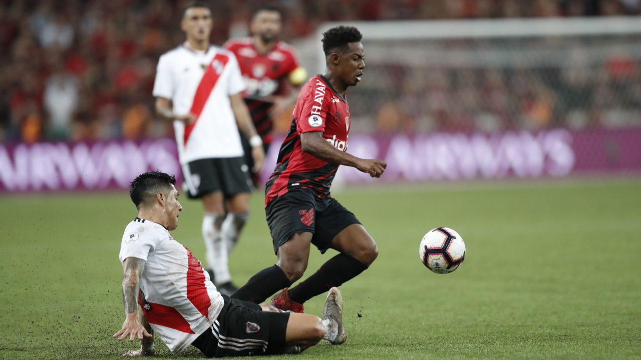 Lance do jogo entre Athletico e River Plate, pela Recopa Sul-Americana 2019