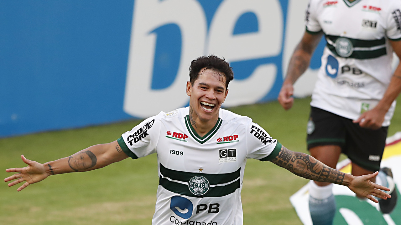 Giovanni Augusto comemora gol do Coritiba no Brasileirão