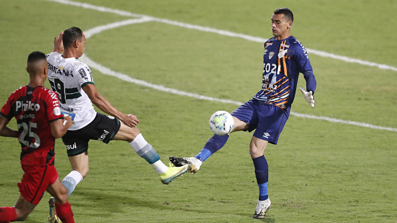 Ricardo Oliveira e Santos dividem bola no Atletiba