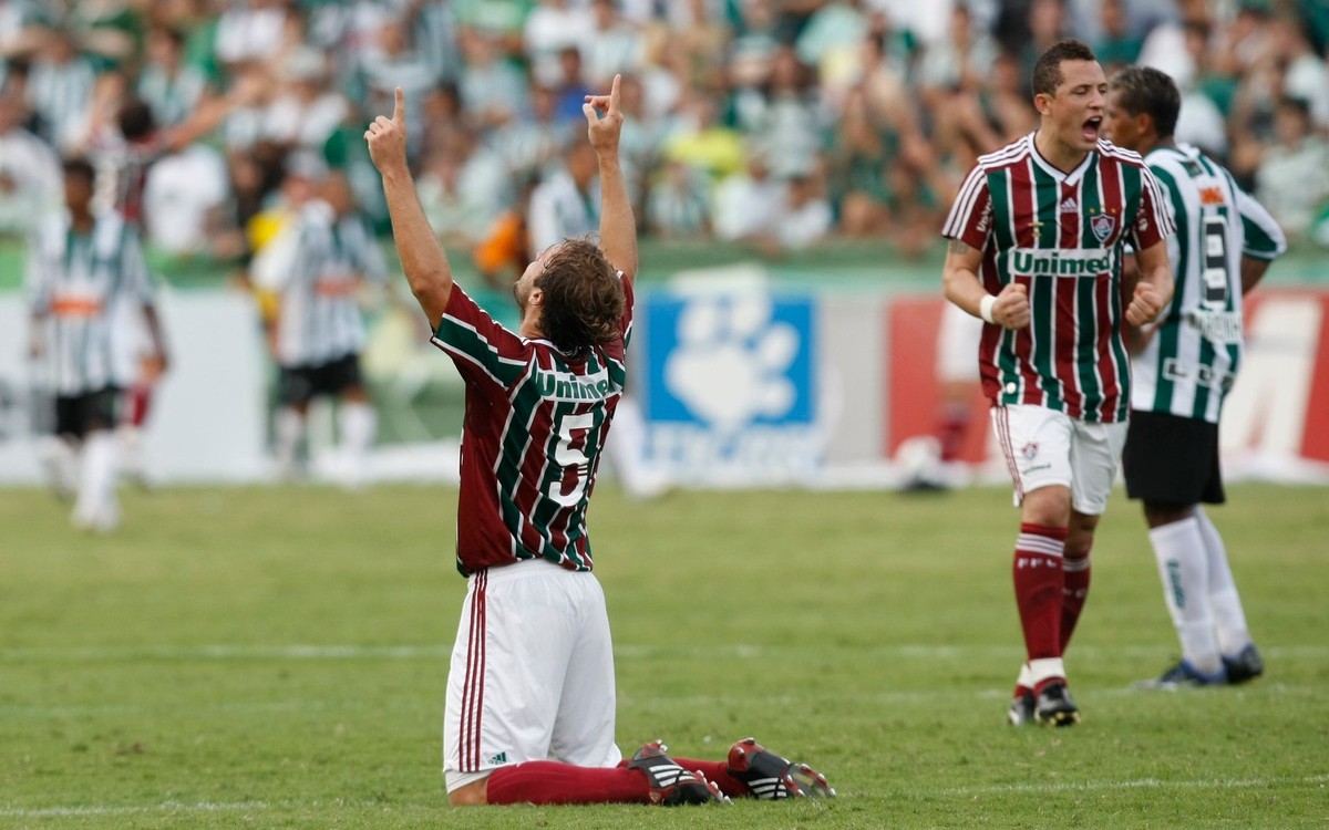Jogadores do Fluminense comemoram gol contra o Coritiba