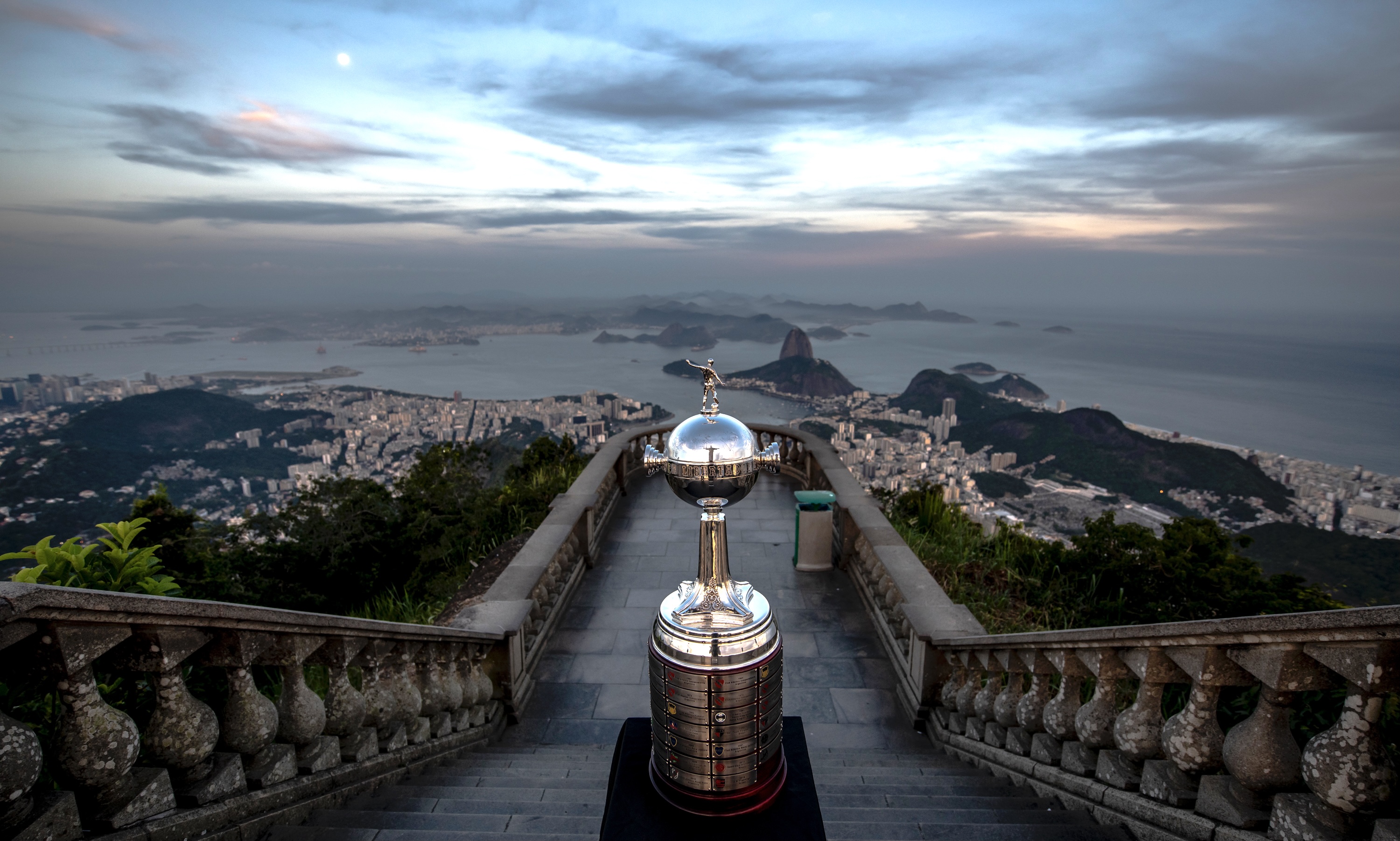 Premiação da Libertadores para Palmeiras ou Santos