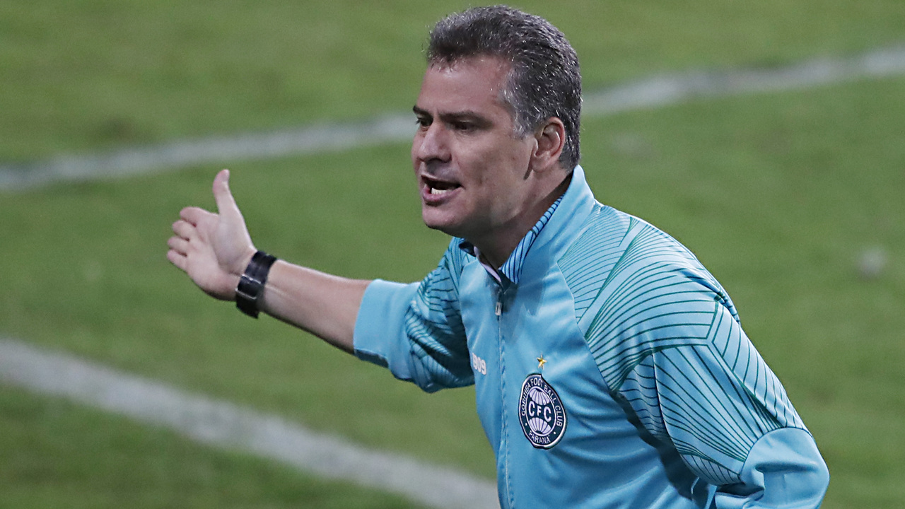 Auxiliar Júlio Sérgio será o comandante do Coritiba contra o Atlético-GO.