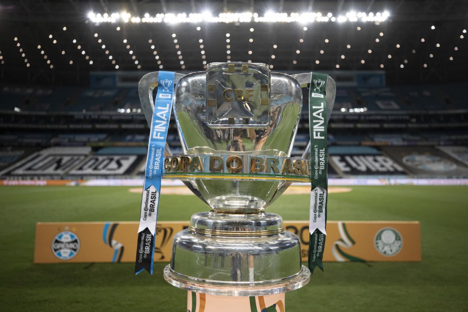 Taça da Copa do Brasil com as fitas nas cores de Palmeiras e Grêmio