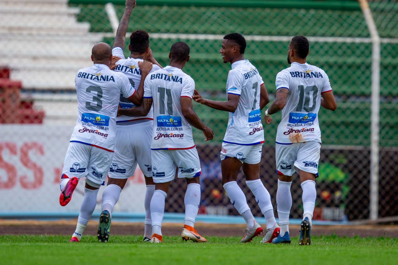 Jogadores do Paraná comemoram gol contra o Toledo