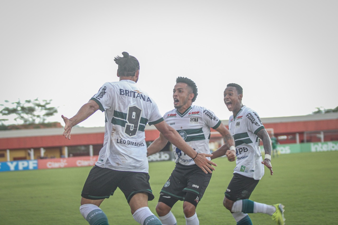 Léo Gamalho comemora gol e resultado de vitória do Coritiba