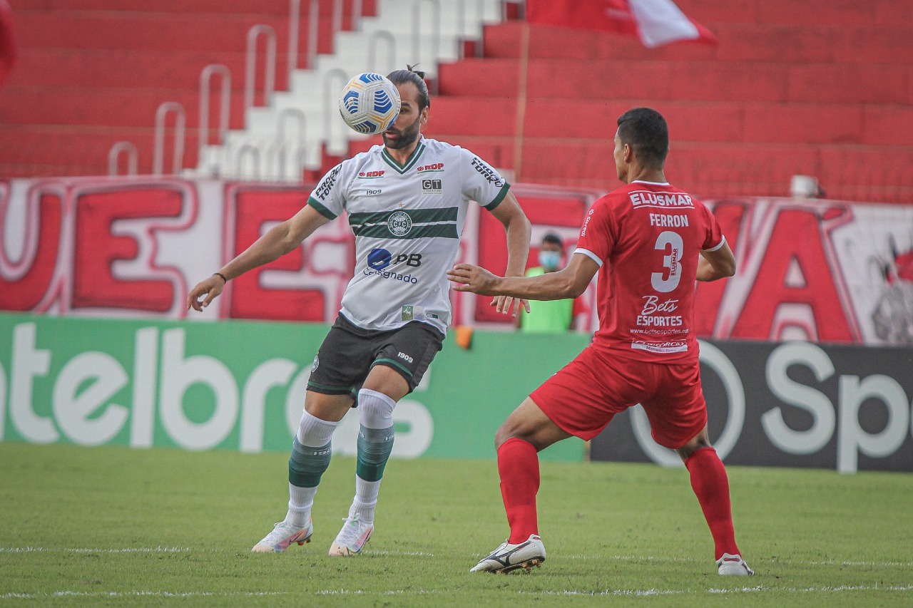 Léo Gamalho disputa a bola em União Rondonópolis x Coritiba