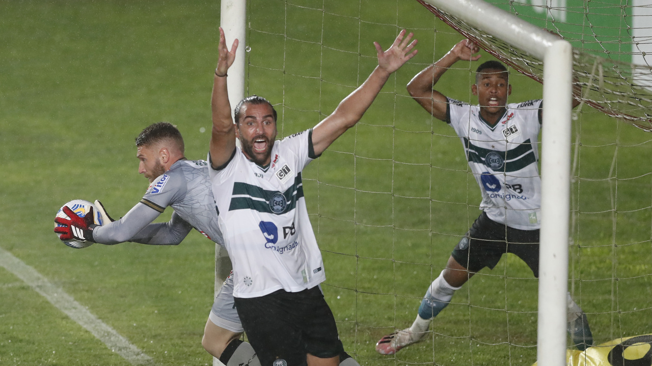 Polêmico lance de gol do Coritiba contra o Operário pela Copa do Brasil