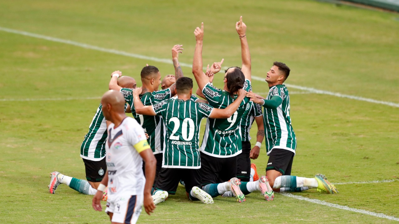 jogadores do Coritiba comemoram gol contra o Toledo