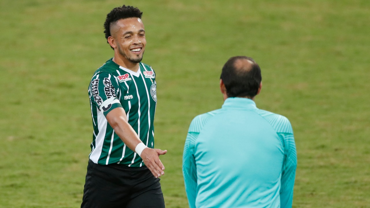 Rafinha comemora gol do Coritiba em cima do Toledo com Morínigo