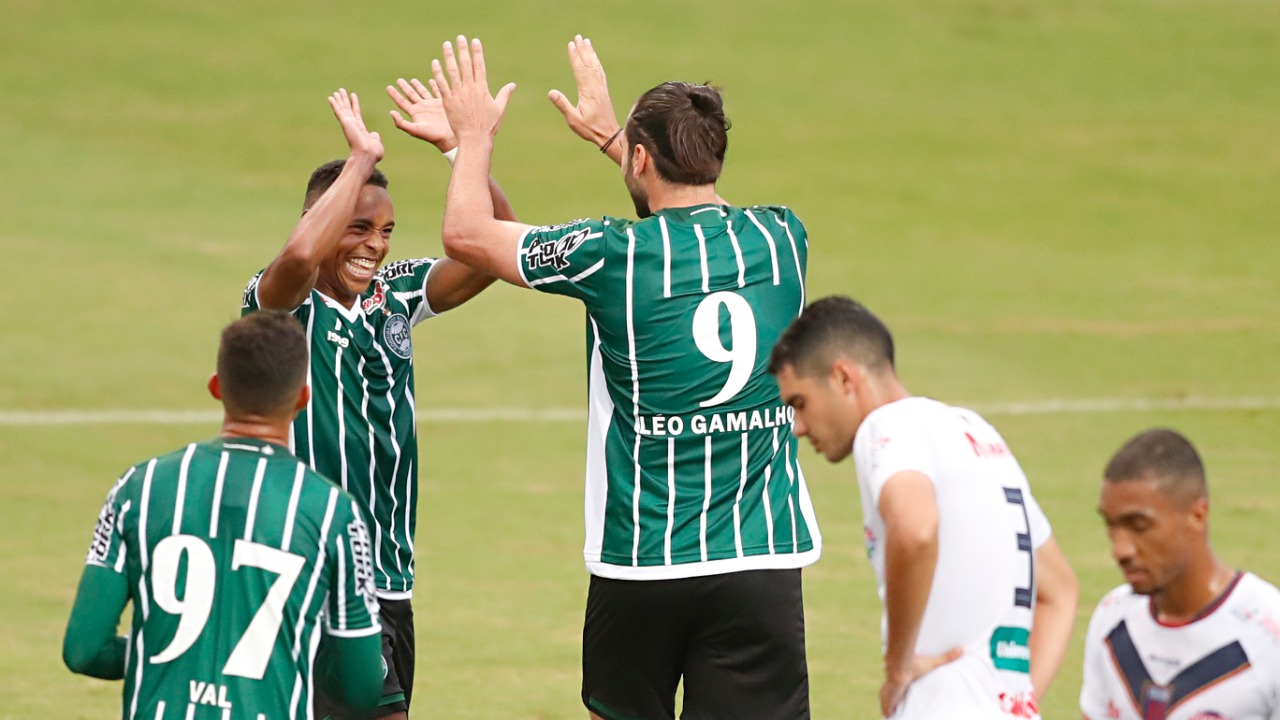 Igor Paixão e Léo Gamalho comemoram gol do Coritiba contra o Toledo