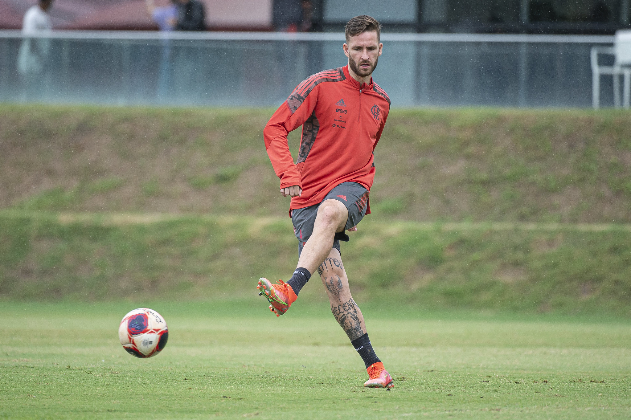 Após faltar a treino e ser visto em festa, ex-Athletico é multado pelo Flamengo