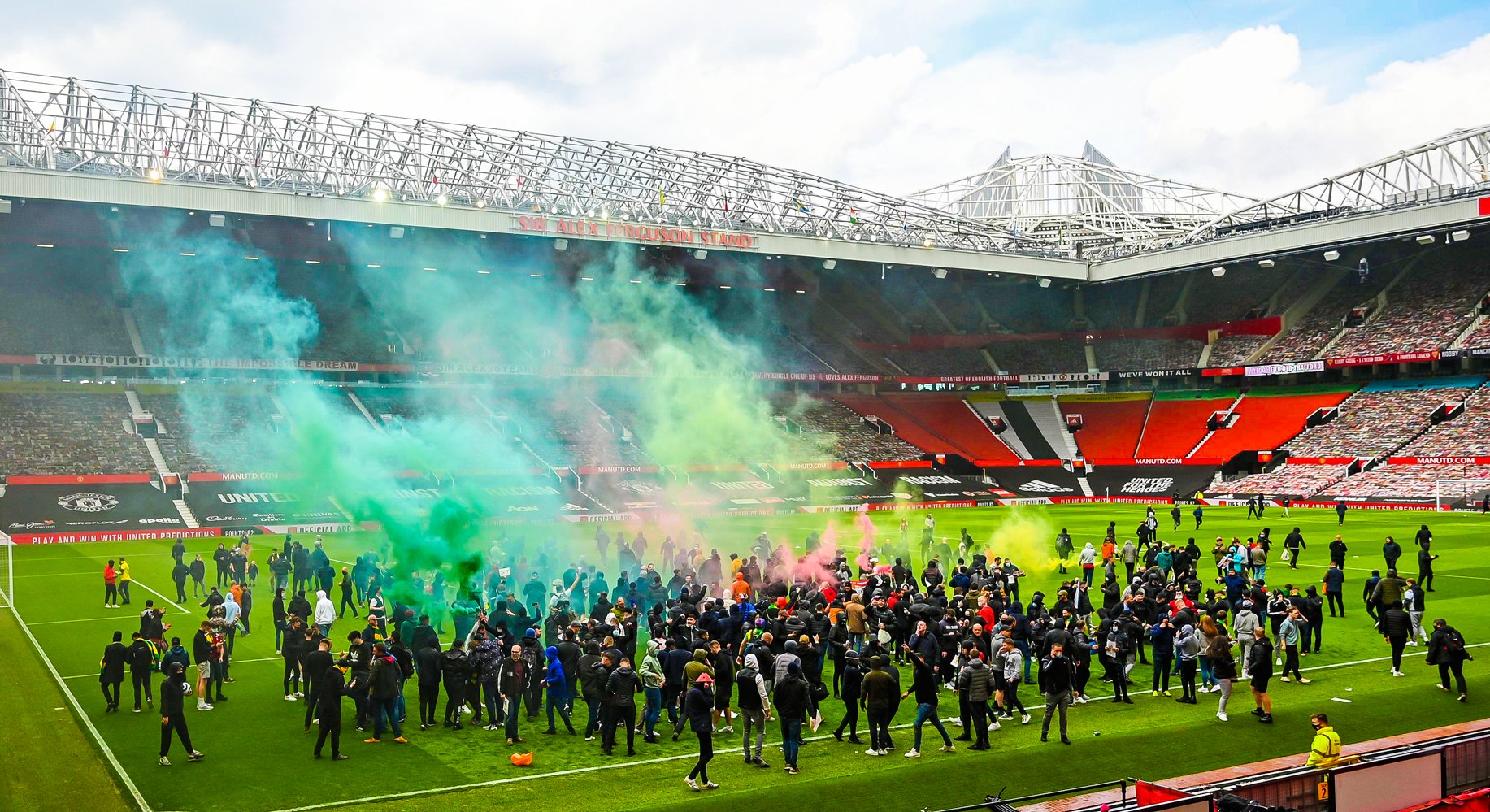 Jogo do Manchester United é adiado após torcedores entrarem no campo para  protestar contra donos do clube - BBC News Brasil