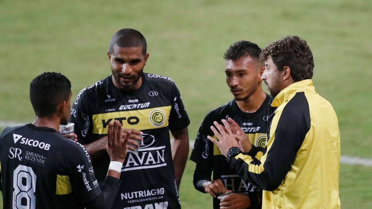 Tcheco orienta os jogadores do FC Cascavel contra o Coritiba