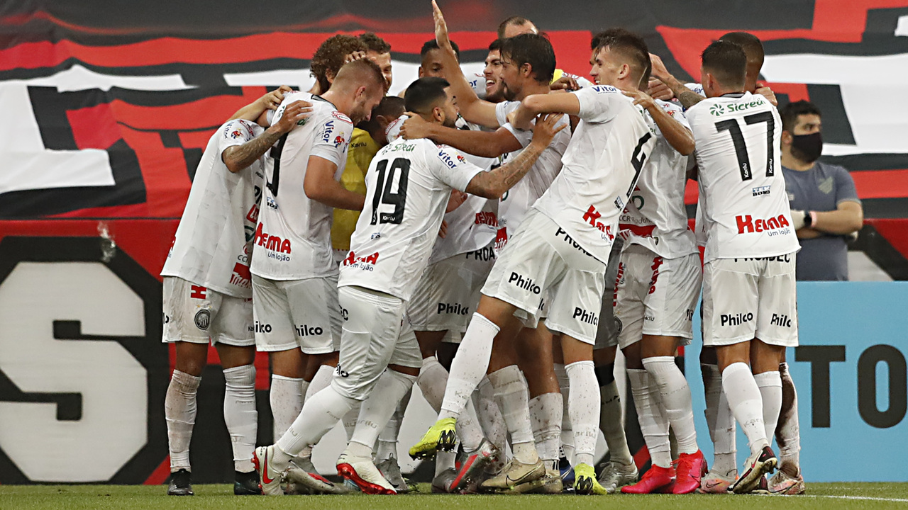Jogadores do Operário comemoram gol no Paranaense