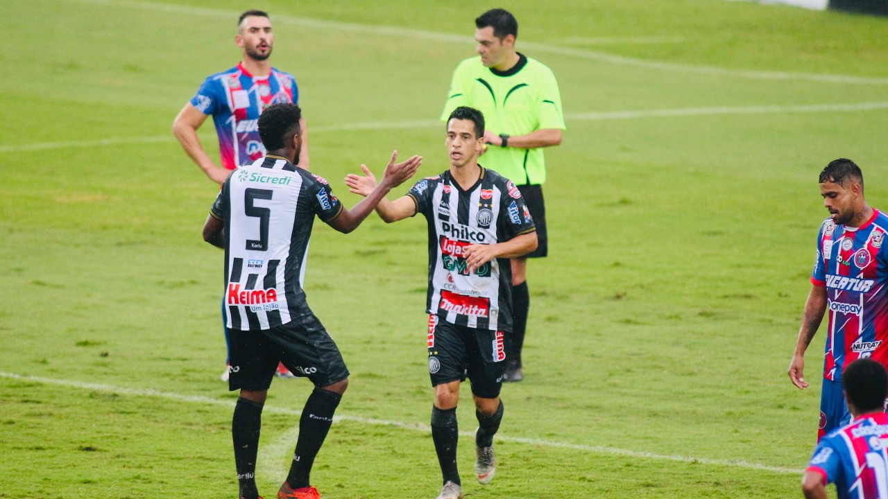 Jogadores do Operário comemoram gol contra o Cascavel CR