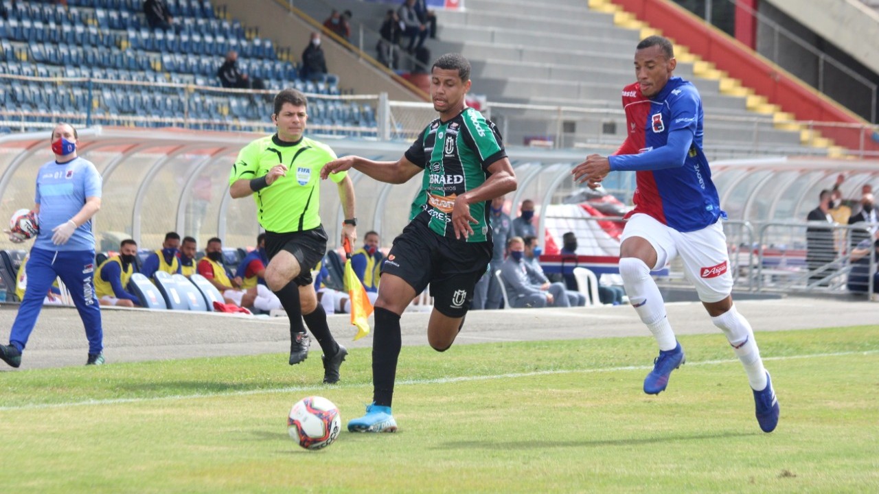 Gui Sales, um dos reforços do Coritiba, em ação pelo Maringá contra o Paraná