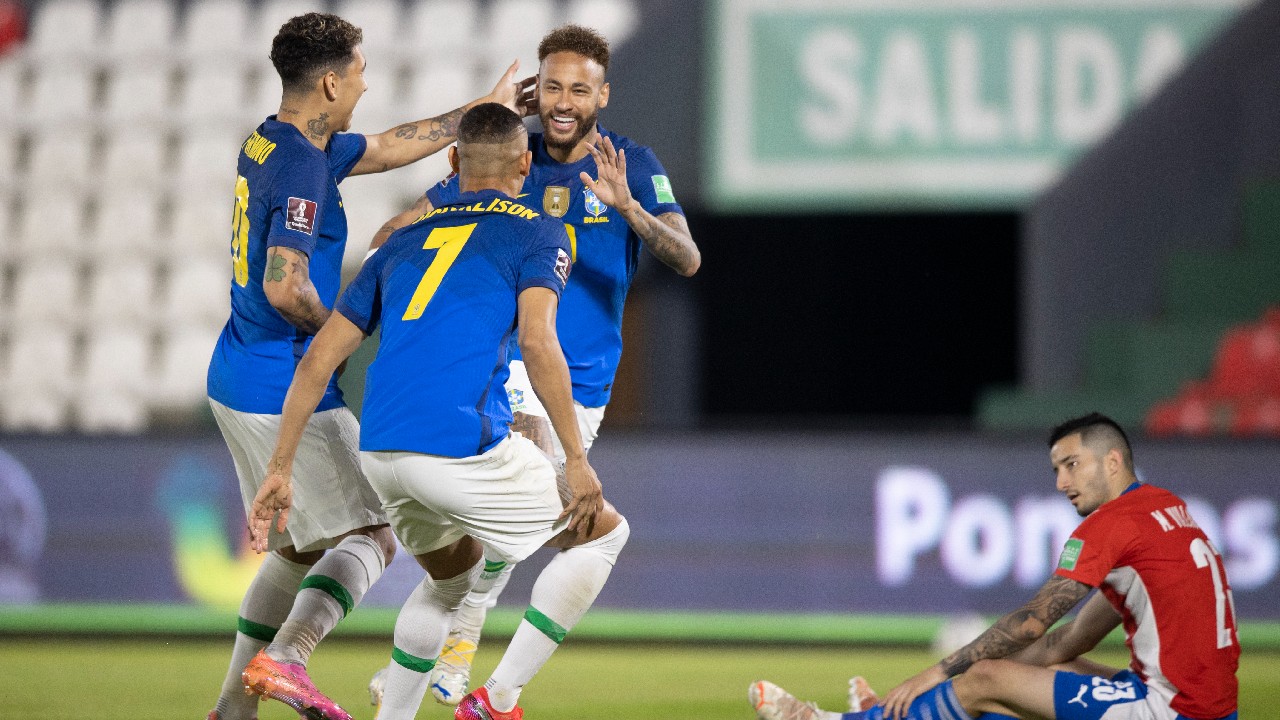 Neymar comemora gol do Brasil contra o Paraguai
