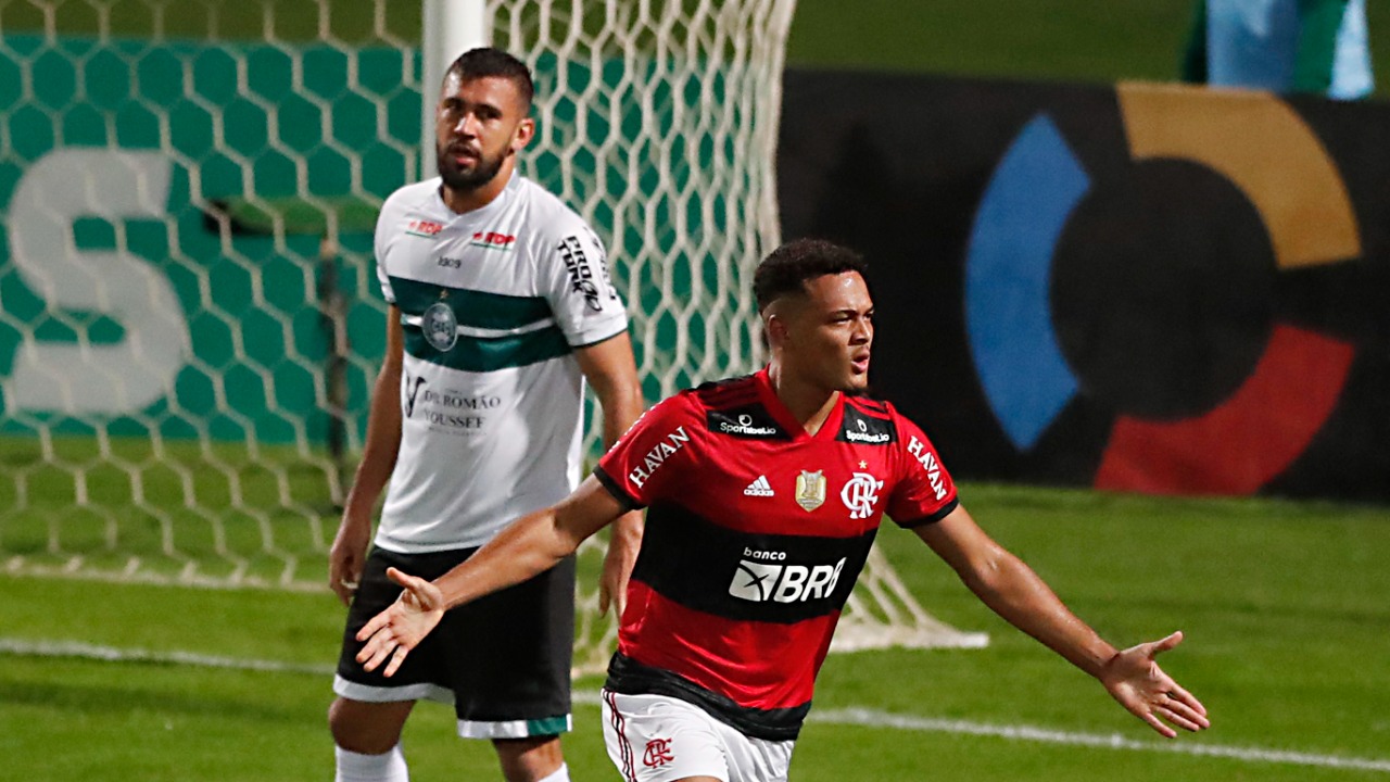 Rodrigo Muniz comemora gol do Flamengo sobre o Coritiba