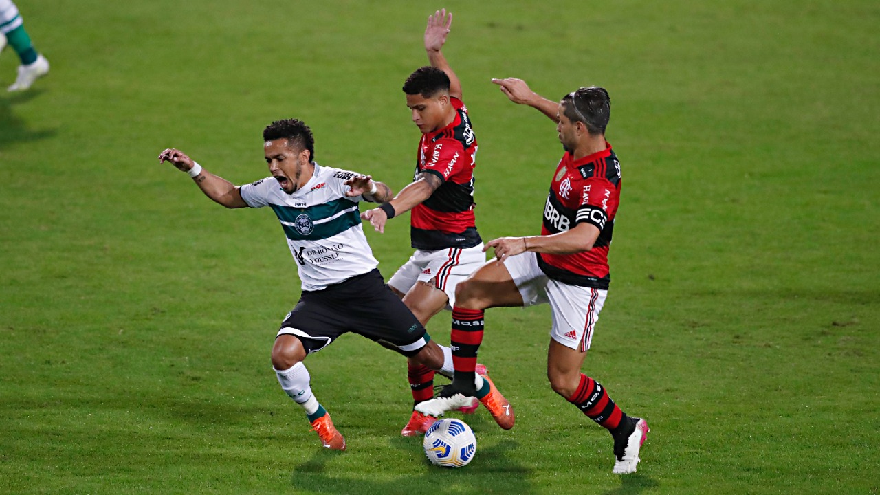 Rafinha em dividida em Coritiba x Flamengo