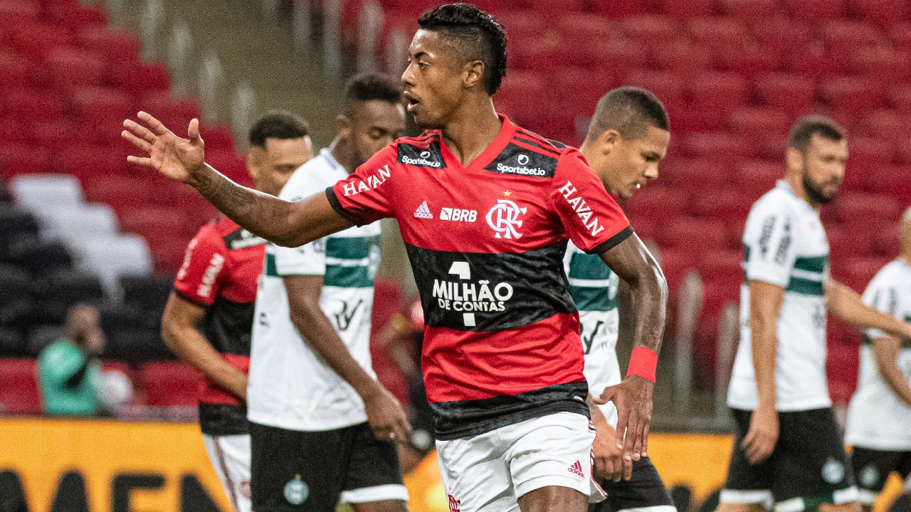 Jogadores do Coritiba lamentam gol sofrido contra o Flamengo