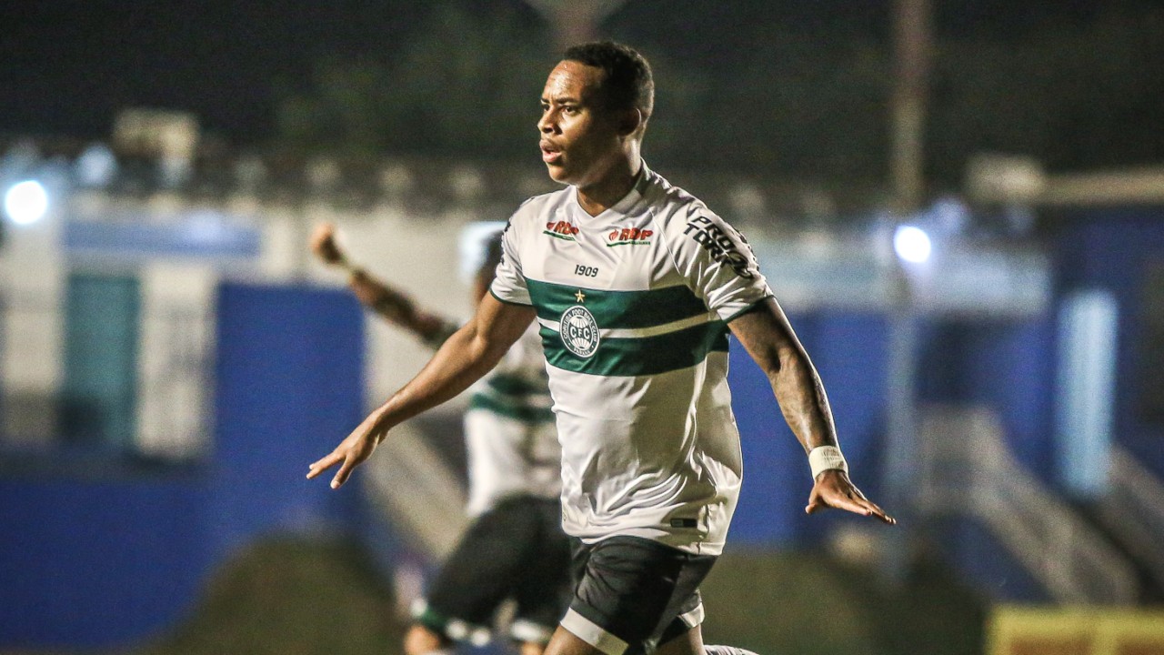 Igor Paixão comemora o gol do Coritiba contra o Vila Nova