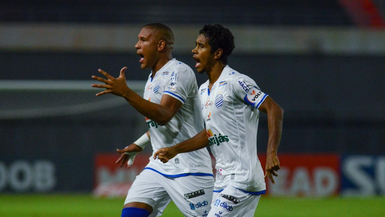 Gabriel comemora o gol do CSA contra o Londrina