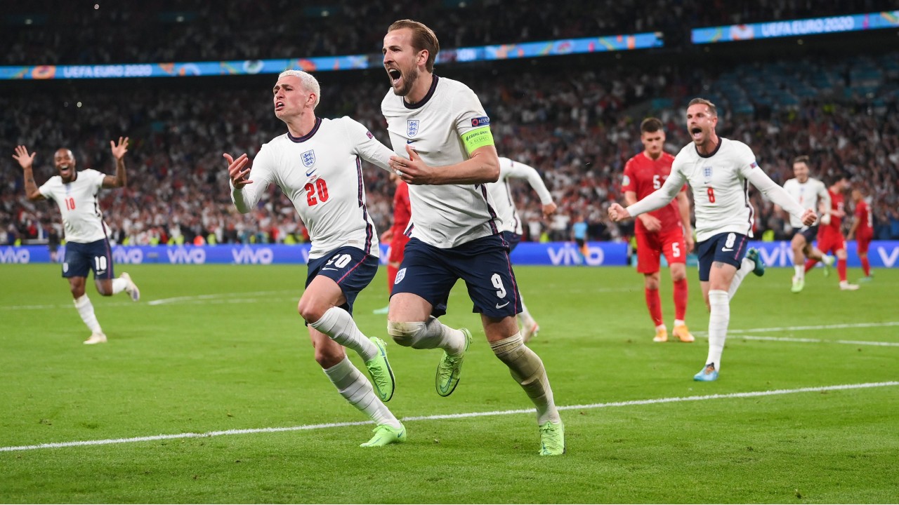 Kane comemora o gol da Inglaterra em cima da Dinamarca