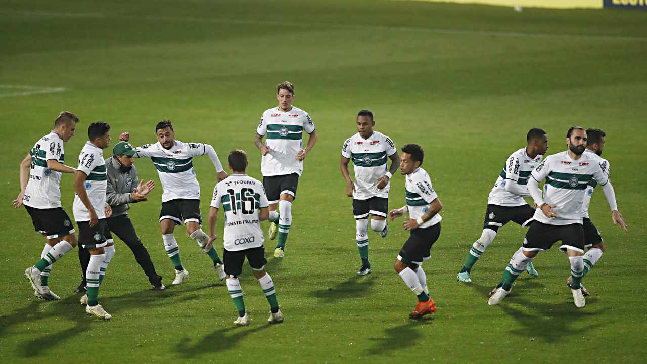 Rafinha e Robinho com os outros jogadores do Coritiba contra o Vasco