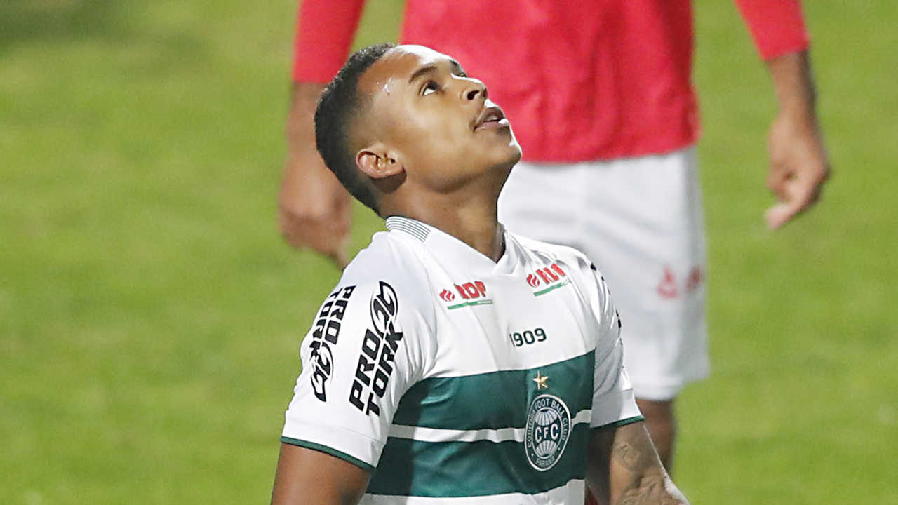 Waguininho, jogador do Coritiba em duelo com o CRB pela Série B