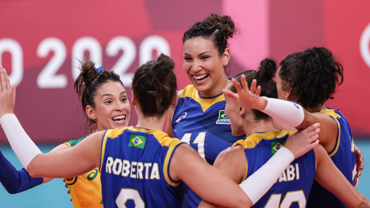 Seleção feminina de vôlei comemora vitória