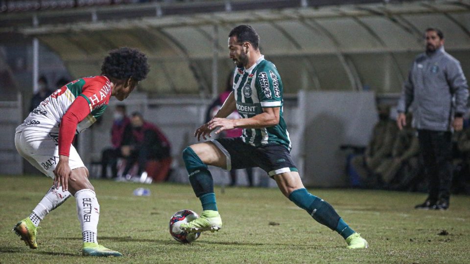 Edson Carioca, um dos reforços, em ação em Brusque x Coritiba