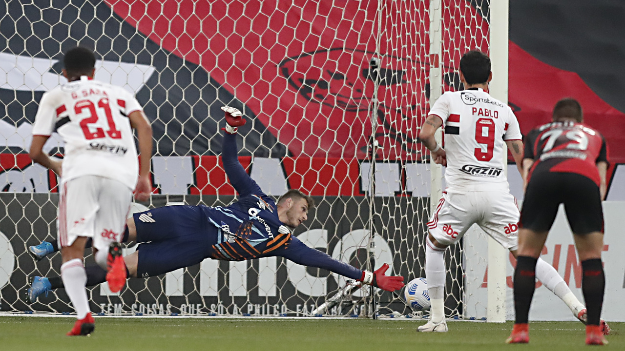 Defesa do Athletico sofrendo gol de pênalti contra o São Paulo
