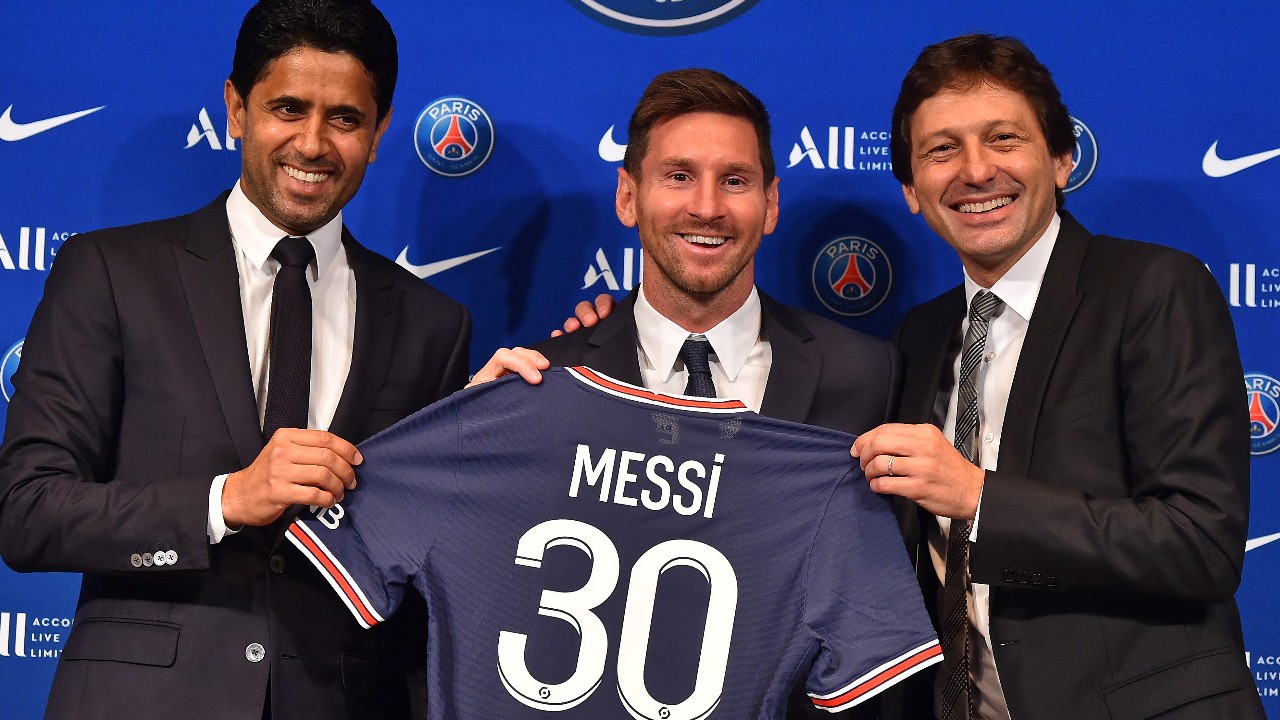 “Estou no lugar certo para continuar ganhando”, diz Messi, em apresentação no PSG