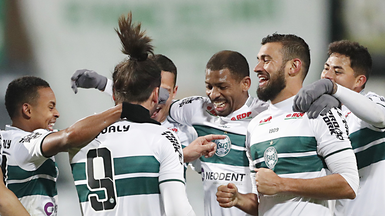 Jogadores do Coritiba comemoram gol na Série B