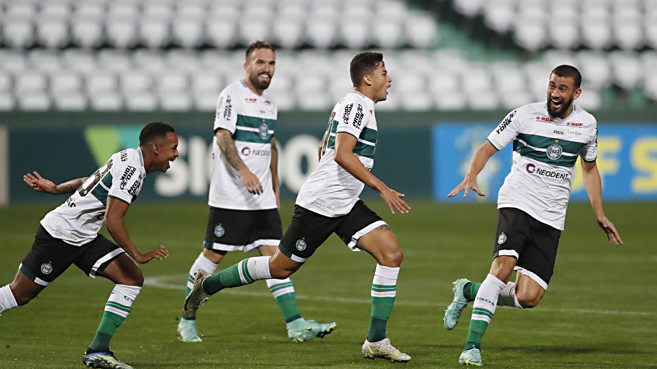 Jogadores do Coriiba comemoram gol na Série B