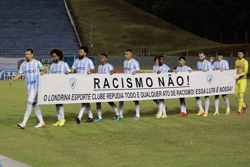 Jogadores do Londrina entram com faixa contra o racismo