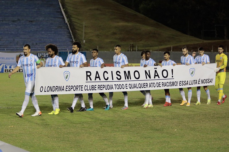 Luta contra o racismo: jogadores da Premier League continuarão se