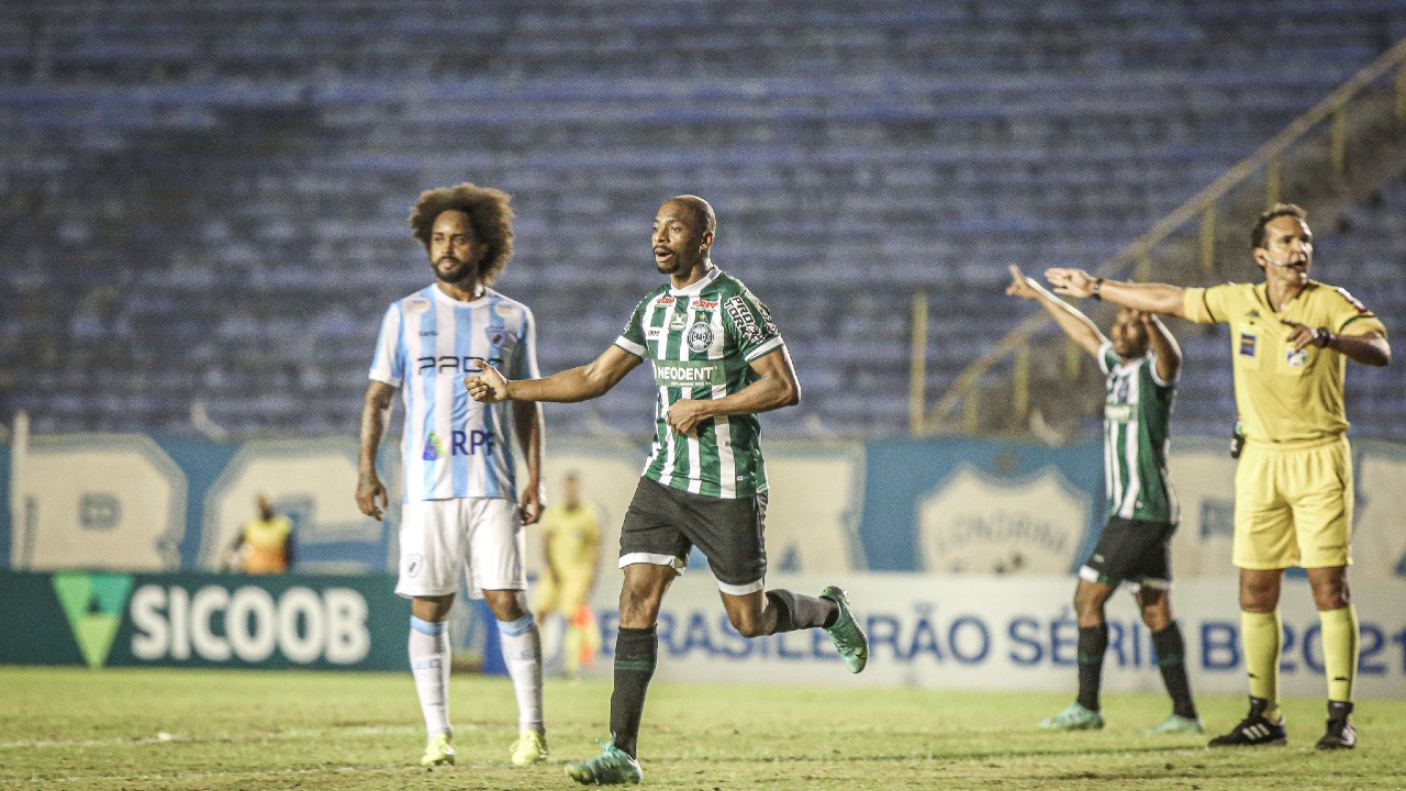 Waguininho comemora gol em Londrina x Coritiba