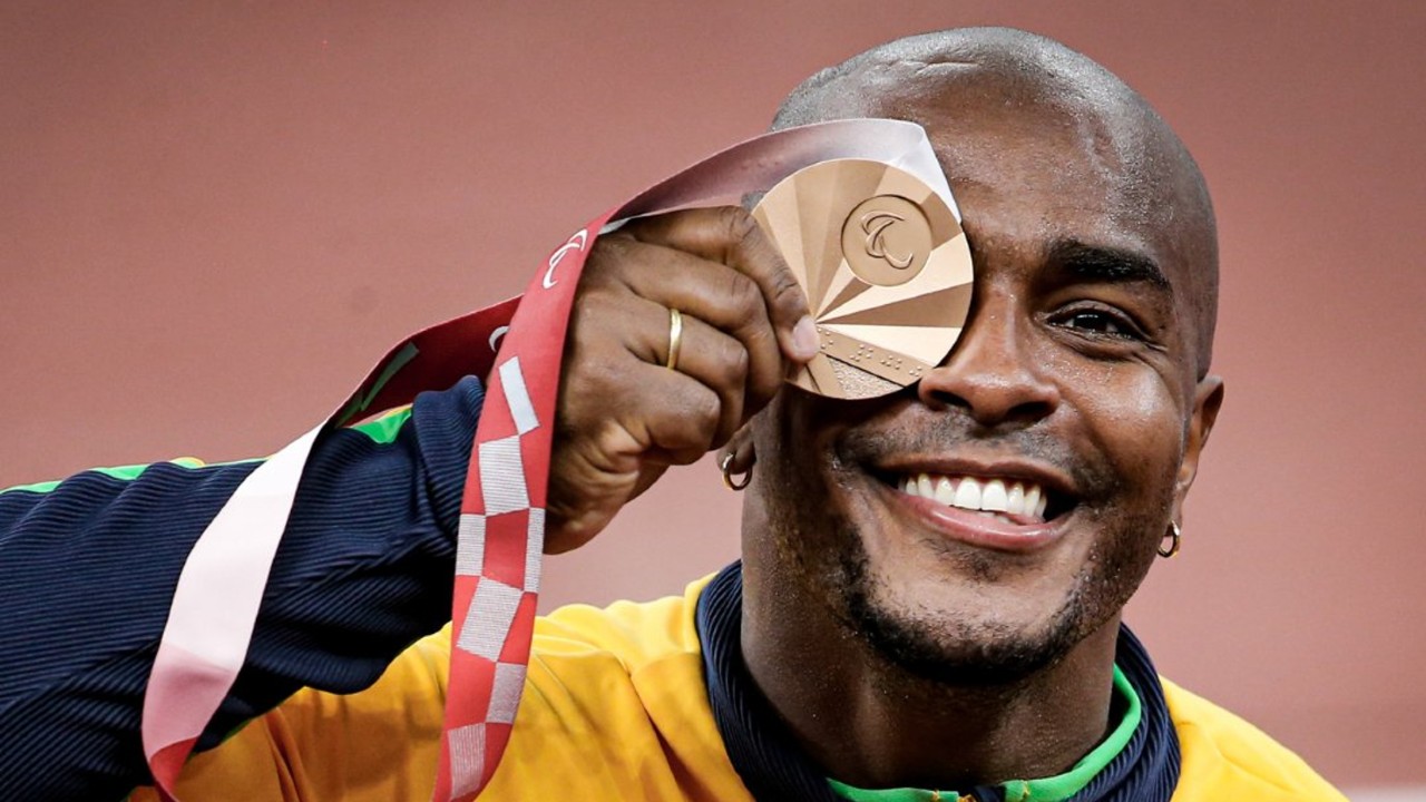 João Victor comemora a medalha de bronze nas Paralimpíadas